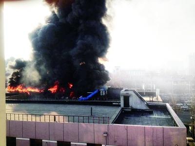 北京工商大学一网吧楼顶起火无人员伤亡(图1)
