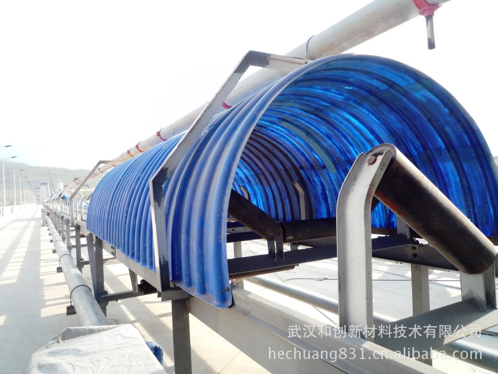 电厂、水泥厂、码头、港口等还为其配置挡风板(图4)