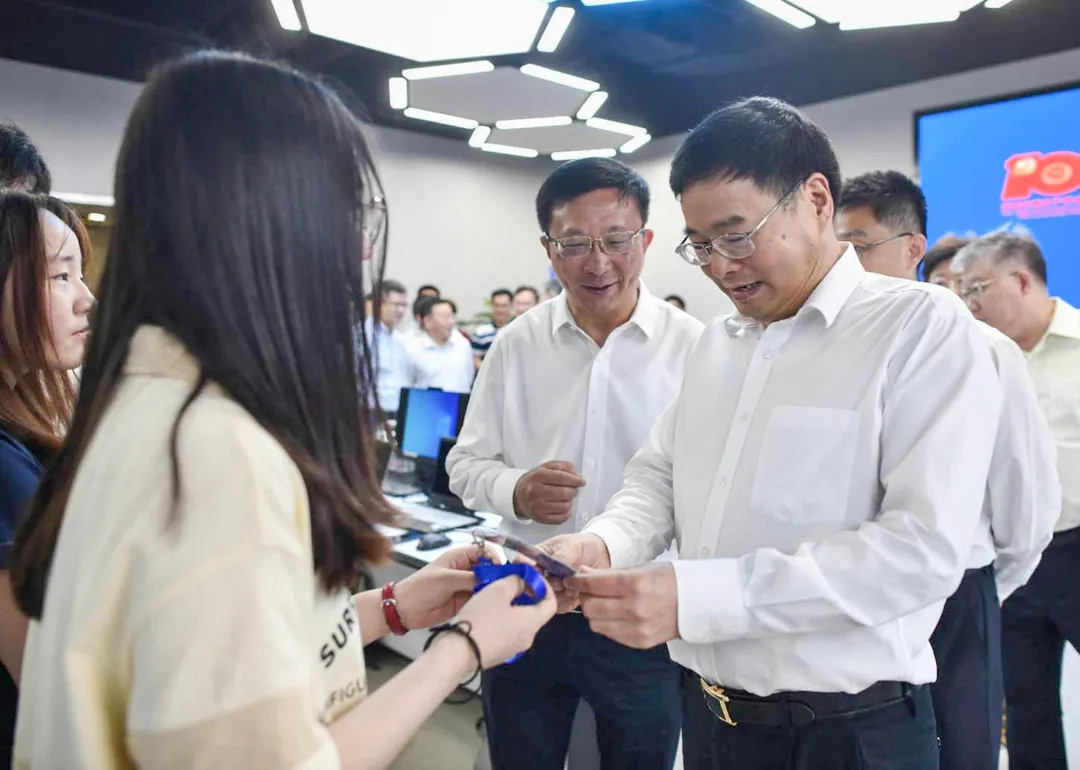 新民晚报夏令热线如约至百姓“出新题”各方解烦忧(图6)