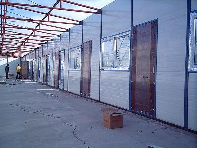 内蒙古产权交易市场公开转让一批彩钢房材料，具有安装便捷、可重复使用等优点(图1)