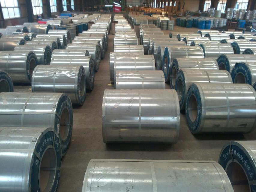 想买重庆彩钢卷闸门上晶宇金属门窗厂你解决关于门的问题(图1)