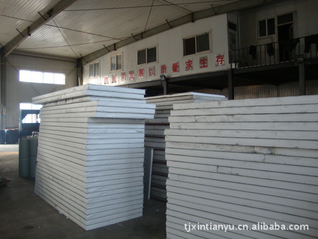 彩钢复合板面板及底板与保温芯材通过粘结剂复合维护板材(图1)