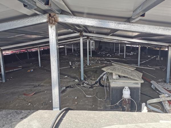 顶层住户自费搭建彩钢棚费用约100元(图)(图1)