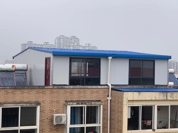 顶层住户自费搭建彩钢棚费用约100元(图)(图2)