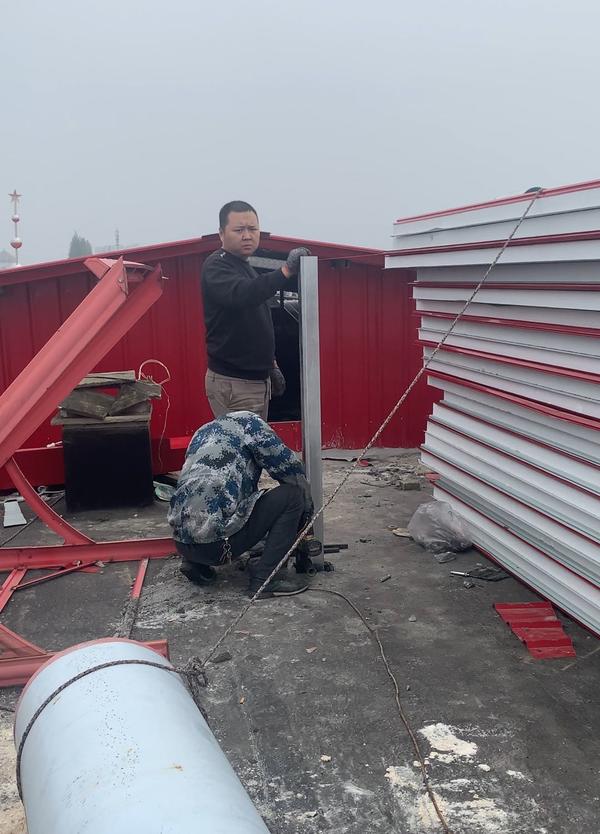 顶层住户自费搭建彩钢棚费用约100元(图)(图3)