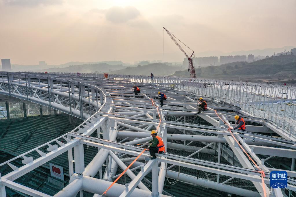 
重庆龙兴足球场地进行金属屋面及幕墙装饰作业(组图)(图1)