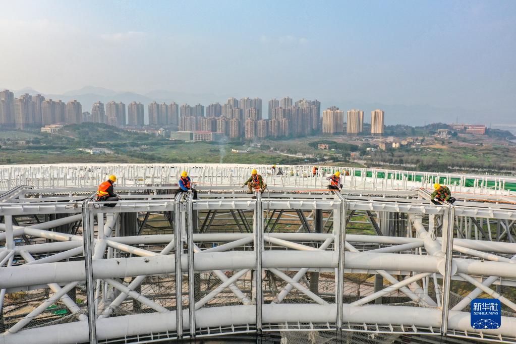 
重庆龙兴足球场地进行金属屋面及幕墙装饰作业(组图)(图2)