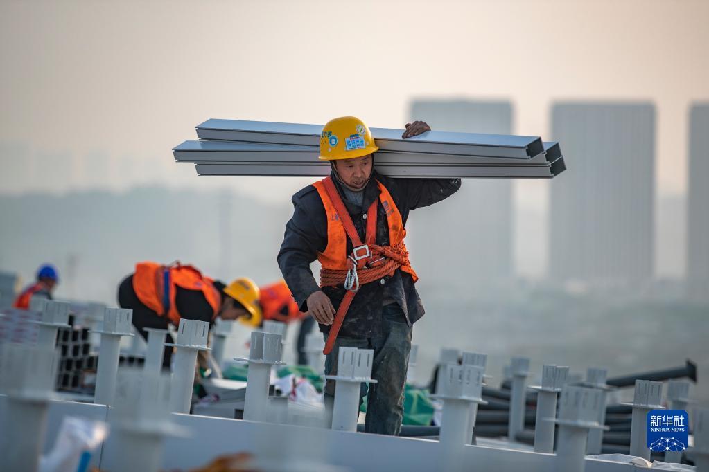 
重庆龙兴足球场地进行金属屋面及幕墙装饰作业(组图)(图3)