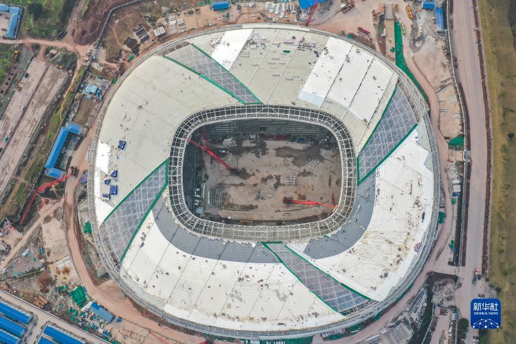 
重庆龙兴足球场地进行金属屋面及幕墙装饰作业(组图)(图4)