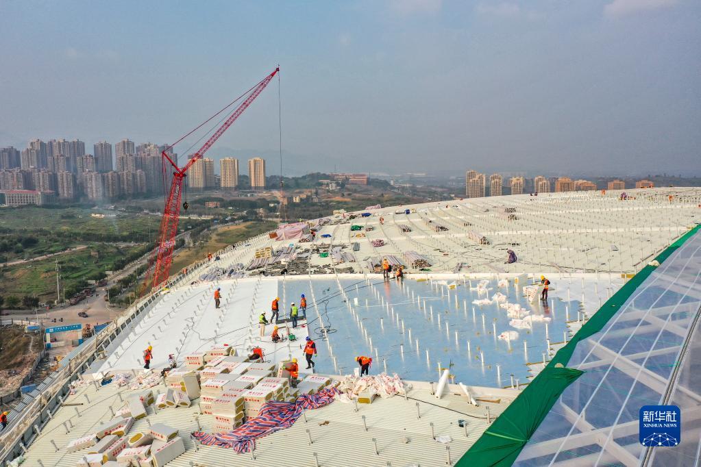 
重庆龙兴足球场地进行金属屋面及幕墙装饰作业(组图)(图5)