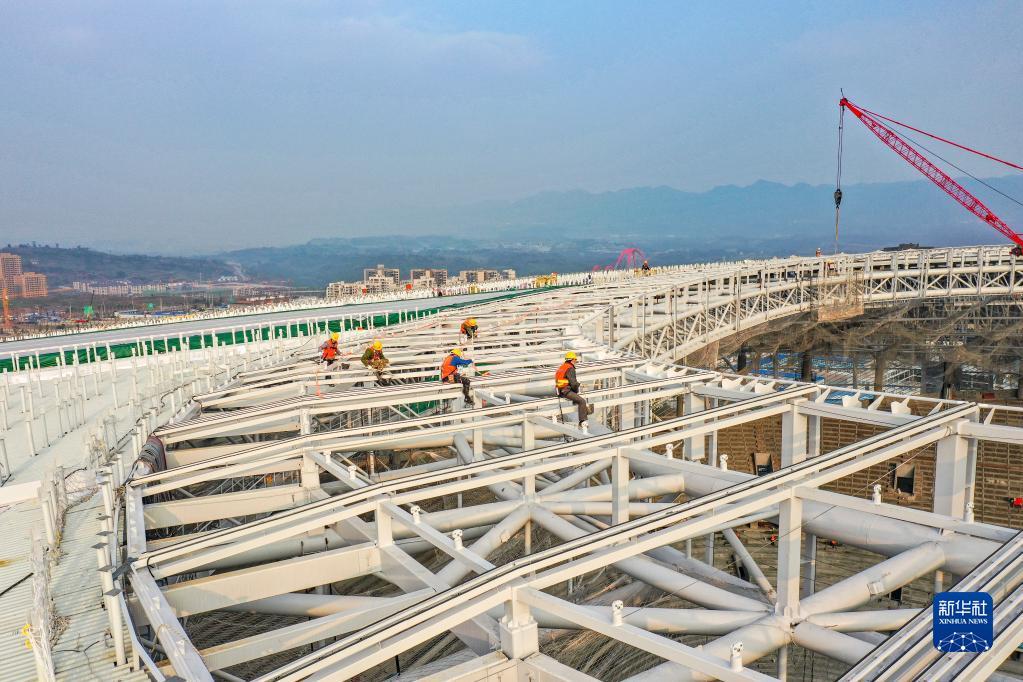 
重庆龙兴足球场地进行金属屋面及幕墙装饰作业(组图)(图6)