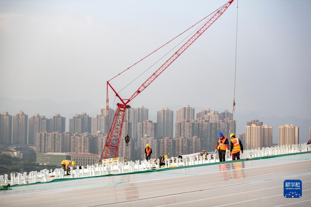 
重庆龙兴足球场地进行金属屋面及幕墙装饰作业(组图)(图7)