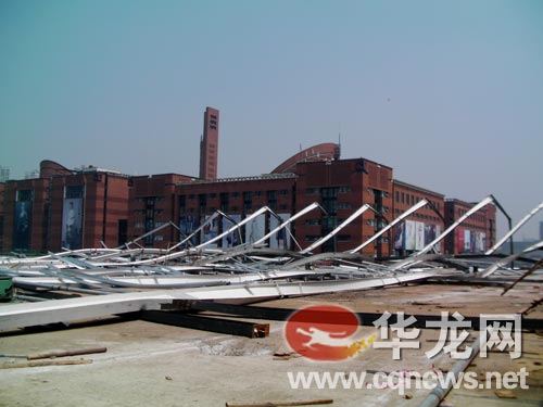 
重庆经开区一在建厂房钢架垮塌2人受伤(组图)(图1)