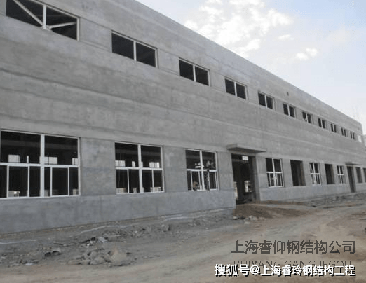 
重庆经开区一在建厂房钢架垮塌2人受伤(组图)(图2)