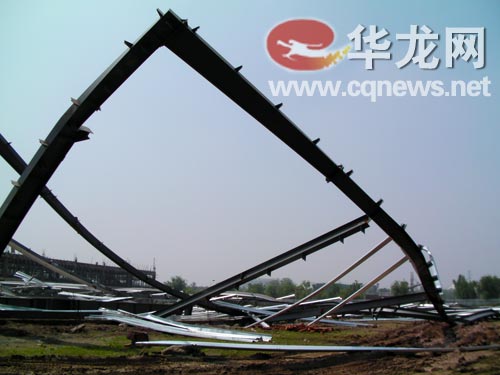 
重庆经开区一在建厂房钢架垮塌2人受伤(组图)(图3)