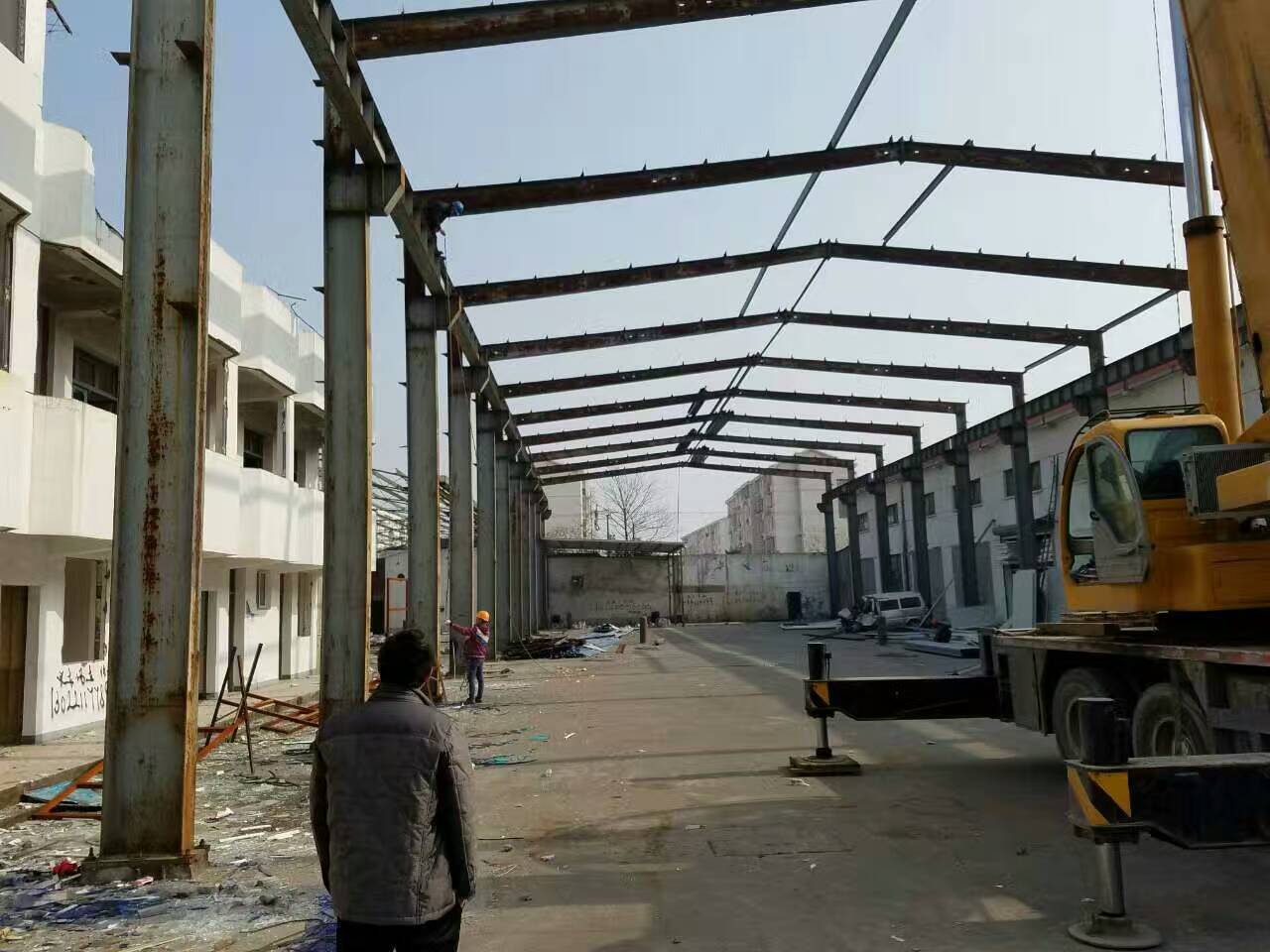 
重庆经开区一在建厂房钢架垮塌2人受伤(组图)(图4)