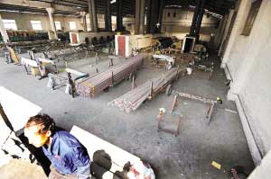 
重庆经开区一在建厂房钢架垮塌2人受伤(组图)(图5)