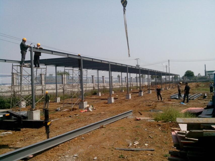 
重庆经开区一在建厂房钢架垮塌2人受伤(组图)(图6)