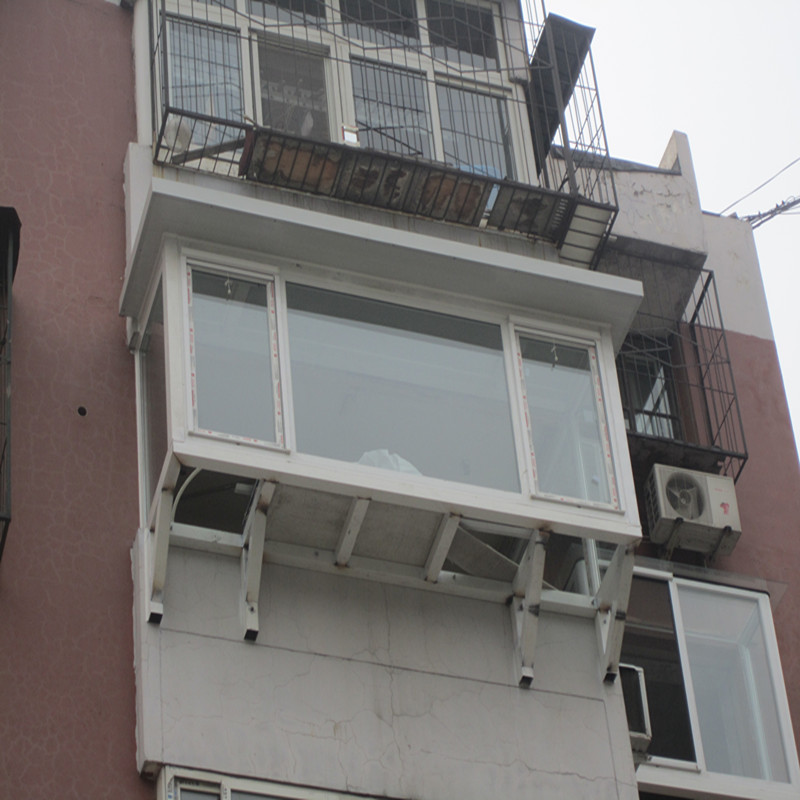 重庆彩钢棚 女子独自翻出自家8楼窗台打扫7楼被悬在半空中(图2)