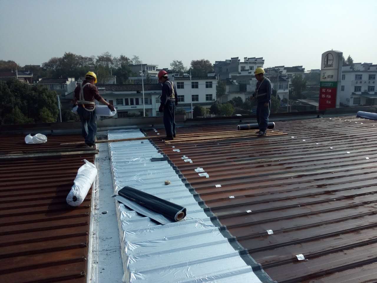 彩钢板屋面渗漏水的治理方案，两种方案均能有效治理(图3)