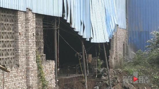 重庆大渡口八桥镇互助村一供水主管道爆裂厂房被淹(图3)