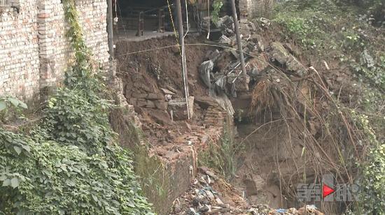 重庆大渡口八桥镇互助村一供水主管道爆裂厂房被淹(图4)