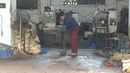 重庆大渡口八桥镇互助村一供水主管道爆裂厂房被淹(图6)