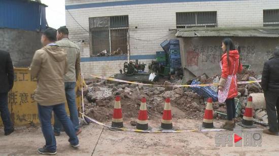 重庆大渡口八桥镇互助村一供水主管道爆裂厂房被淹(图7)