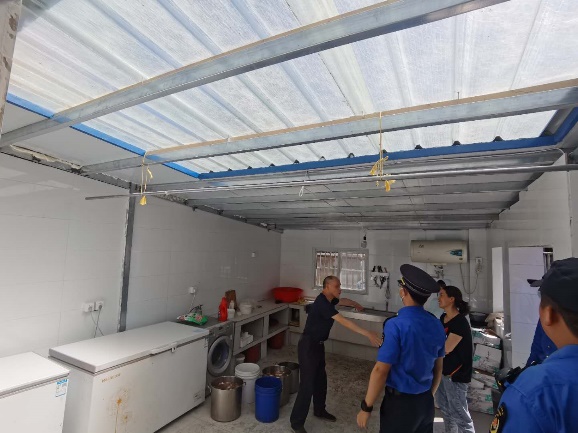 江北新区综合行政执法部门叫停自家后院加盖彩钢瓦结构房顶(图1)