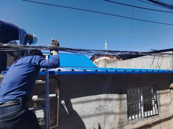 江北新区综合行政执法部门叫停自家后院加盖彩钢瓦结构房顶(图2)