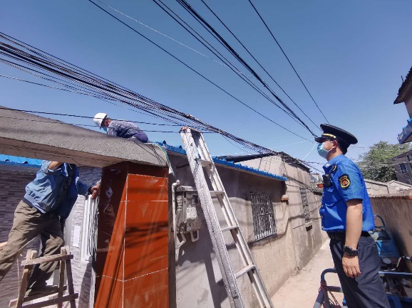 江北新区综合行政执法部门叫停自家后院加盖彩钢瓦结构房顶(图3)