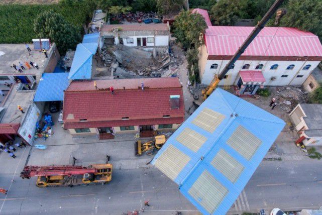 
中国铁路南宁局集团有限公司极易被大风吹上铁路(组图)


(图4)