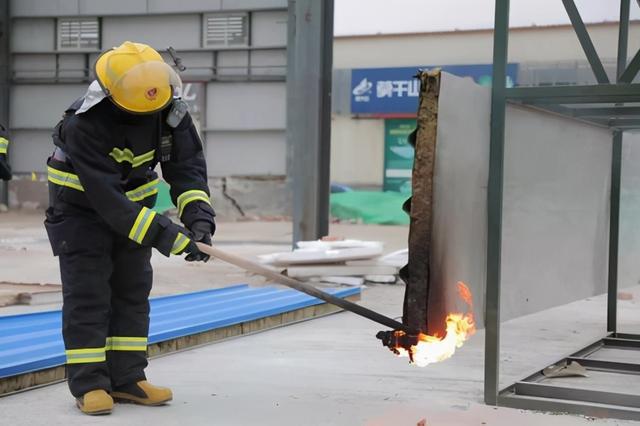 高淳区公安消防局集中开展违章搭建彩钢板专项整治行动(图)(图2)