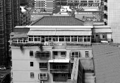 
神木县北关商住楼多栋楼楼顶有违建彩钢房(组图)
(图1)