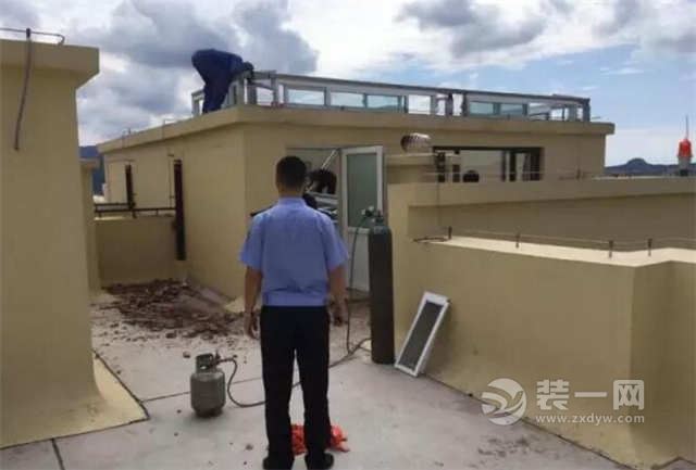 
神木县北关商住楼多栋楼楼顶有违建彩钢房(组图)
(图2)