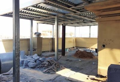 
神木县北关商住楼多栋楼楼顶有违建彩钢房(组图)
(图5)