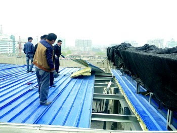 
八楼平台上建起彩钢板房(图)板房(组图)(图1)