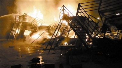 保定市乐凯北大街西家庄村附近荒草不明原因起火，吓人(图3)