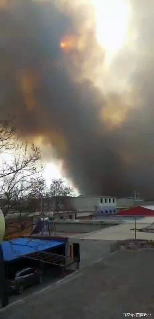 保定市乐凯北大街西家庄村附近荒草不明原因起火，吓人(图5)