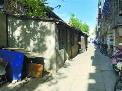 
一号楼楼下私搭彩钢房侵占居民出行道路(图)(图1)