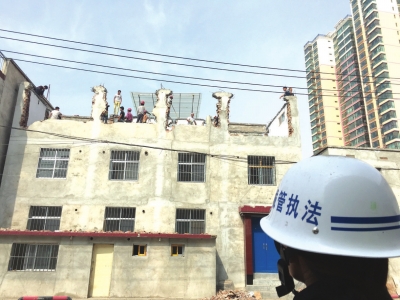 
孔家崖社区干部私自抢搭抢建违法建设受党内警告(图1)