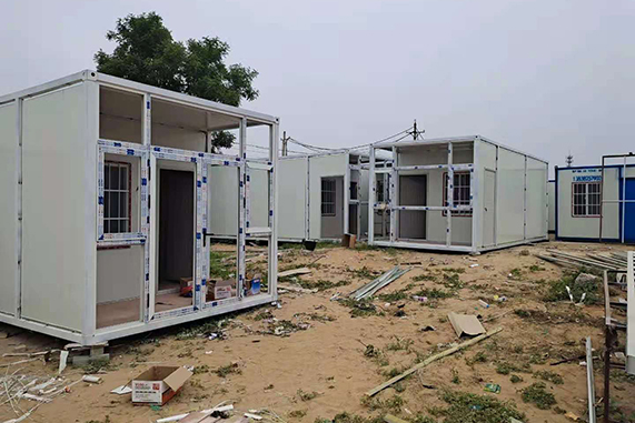 集装箱拖车集装箱几十余年更加开阔和宽敞。。(图)
(图2)