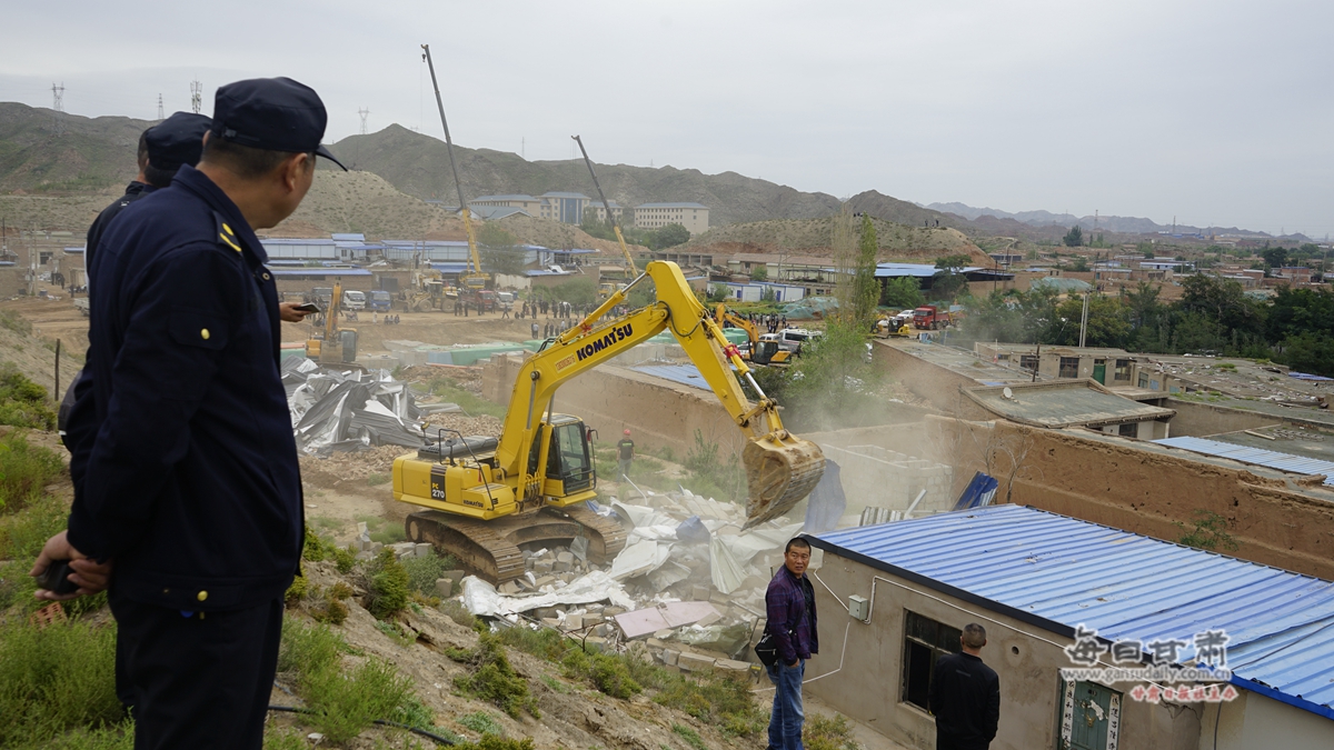 
白银区拆违“百日攻坚”行动再举“铁拳”依法拆除(图1)