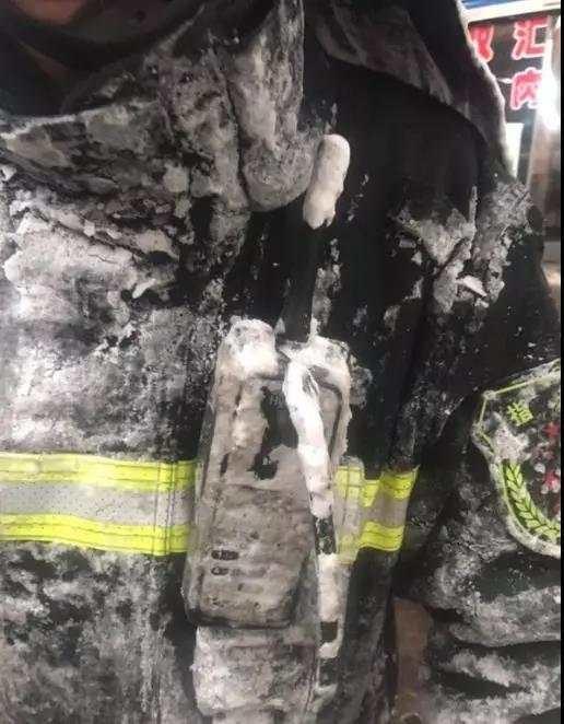 山西太原一菜市场彩钢房失火，浑身结冰任务结束后无法弯腰曲膝(图11)