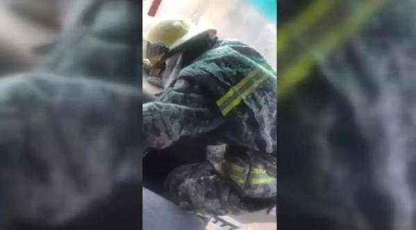 山西太原一菜市场彩钢房失火，浑身结冰任务结束后无法弯腰曲膝(图12)