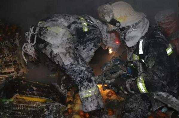 山西太原一菜市场彩钢房失火，浑身结冰任务结束后无法弯腰曲膝(图2)
