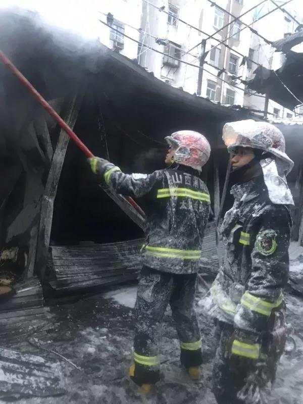 山西太原一菜市场彩钢房失火，浑身结冰任务结束后无法弯腰曲膝(图4)
