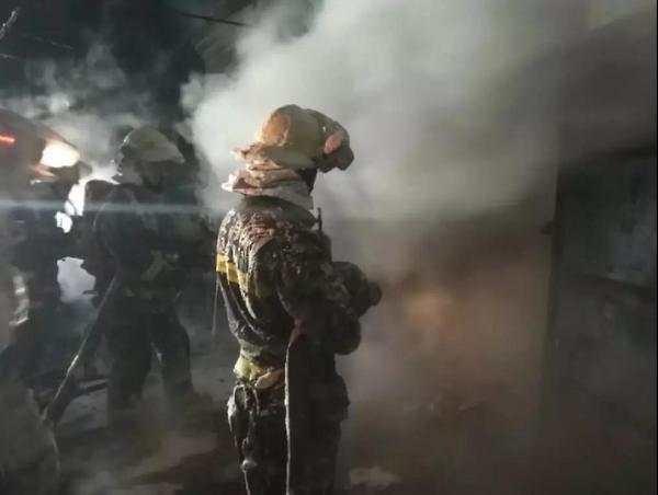 山西太原一菜市场彩钢房失火，浑身结冰任务结束后无法弯腰曲膝(图5)