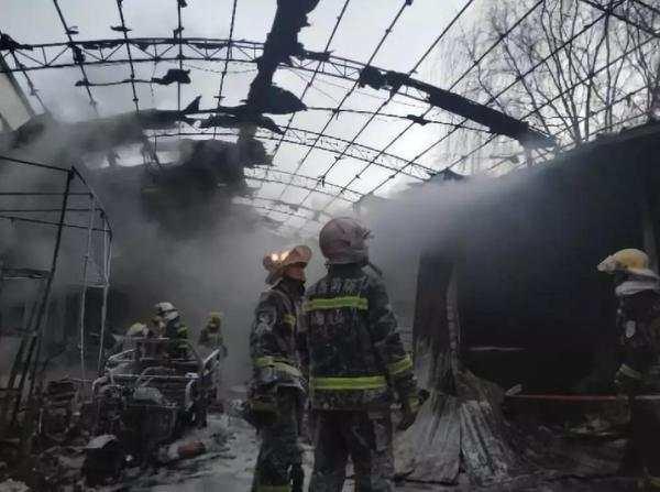 山西太原一菜市场彩钢房失火，浑身结冰任务结束后无法弯腰曲膝(图7)