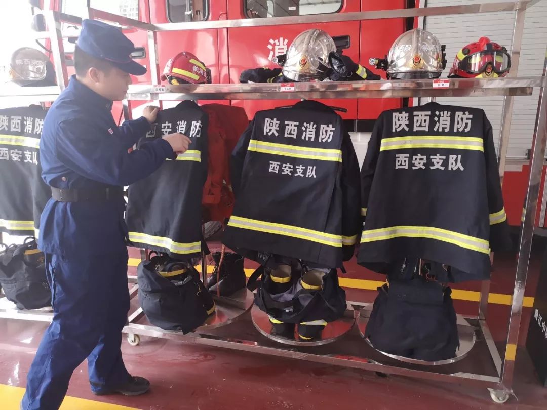 山西太原一菜市场彩钢房失火，浑身结冰任务结束后无法弯腰曲膝(图8)